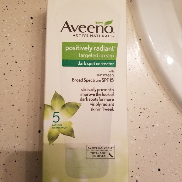 aveeno positively radiant dark spot corrector